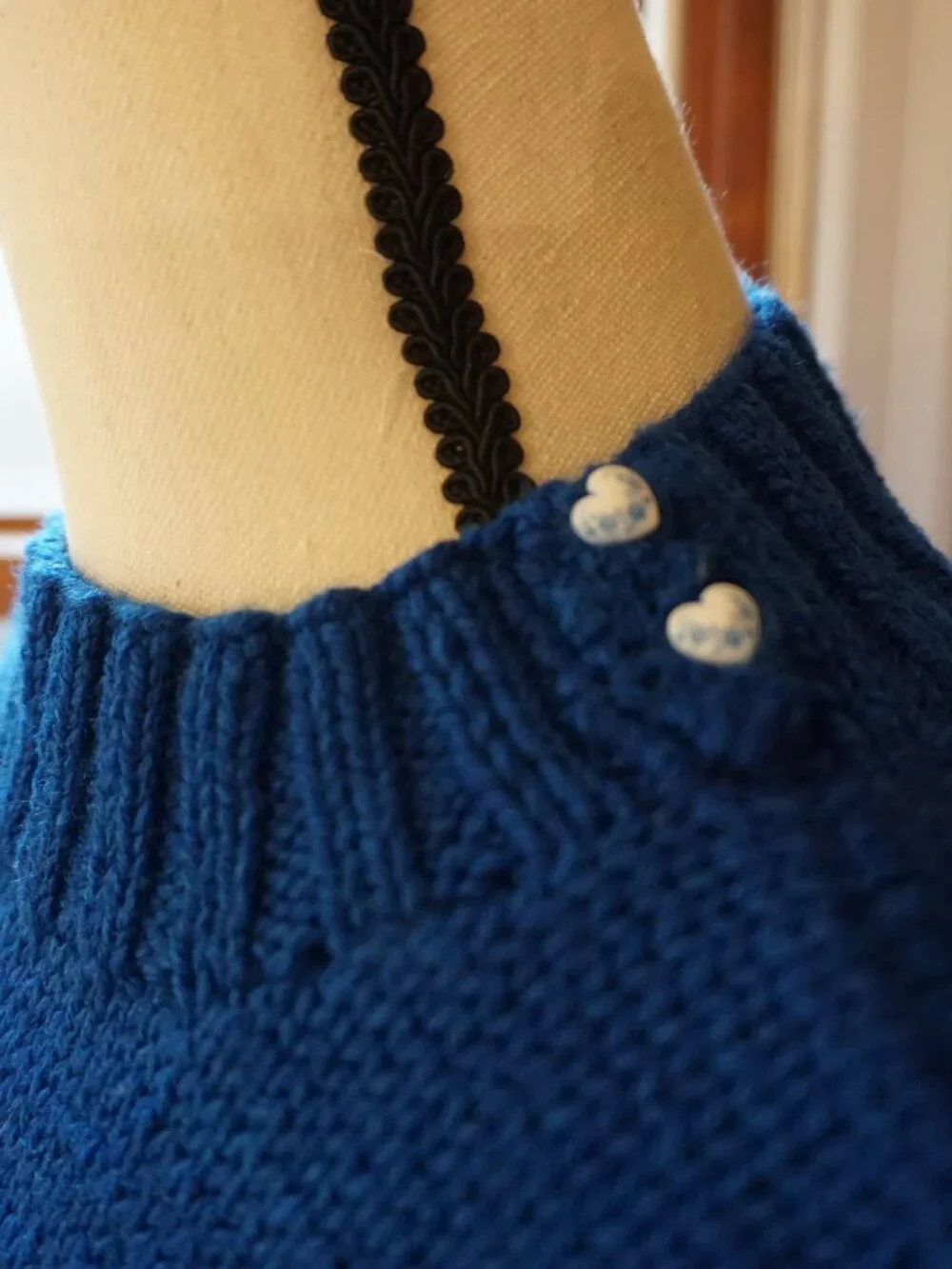 Vintage handmade puff sleeve sweater in lovely blues - Picture 3 of 7